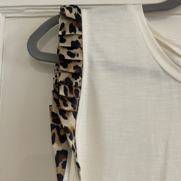 T H M L tank top white with leopard ruffles on arms - Picture 3 of 5